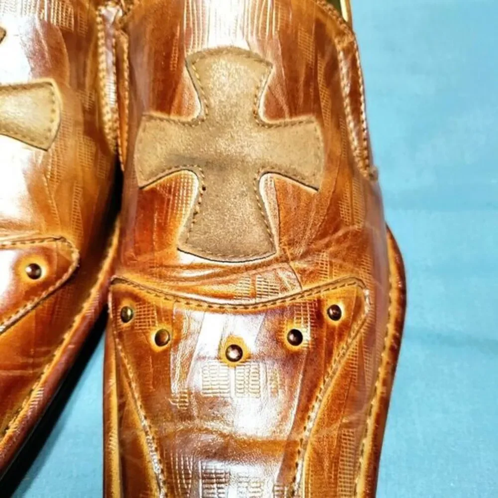Majestic Men 11M Carmel Brown Cross Emblem Copper Studs Oxford Leather Shoes Y2K